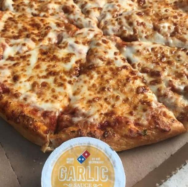 Domino's Pizzaさんのインスタグラム写真 - (Domino's PizzaInstagram)「Crust in time for #NationalGarlicDay! 😉」4月20日 1時02分 - dominos