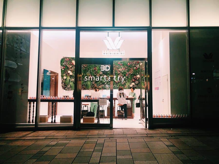 崎本ゆかりさんのインスタグラム写真 - (崎本ゆかりInstagram)「⍣ Wacoal『3D smart&try』 お世話になっているWacoalさんから、セルフで3Dボディースキャナー測定ができる新サービスが始まりました！ 本日4/19〜表参道ヒルズにpop up shopができたので 早速お邪魔してきました。 測定後、店内のタブレットで体型分析ができ なんとセルフで測定・試着・購入までできてしまいます！！ 3Dで自分を見て 驚きの連続でした。。。笑 美しいボディーラインを作るためには、正しい下着選びが大切！！BAさんに見てもらうのに抵抗ある方も、これなら自分で測定できます！この機会にぜひ…☆ pop up shopは5/12まで。 5月末に東急プラザ表参道原宿に店舗ができるそうです！ . . 写真は 大好きな南ちゃんと♡会えて元気でました！ @wacoal_3d  #wacoal#smartandtry#popupshop#lovelingerie#omotesandohills#tokyo#memories #ワコール#新サービス#3Dボディースキャナー#正しい下着選び#楽しい#ポップアップショップ#5秒でわかるワタシのキレイ#ワコール3d」4月20日 0時57分 - yukariiiin5