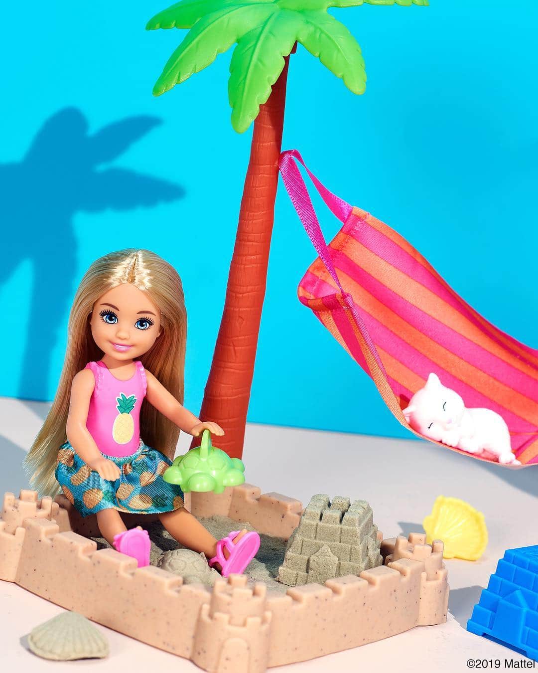 バービーさんのインスタグラム写真 - (バービーInstagram)「Life’s a beach and Chelsea is just playing in the sand. ☀️🌴#Barbie  Shop now via the link in bio.」4月20日 1時00分 - barbie