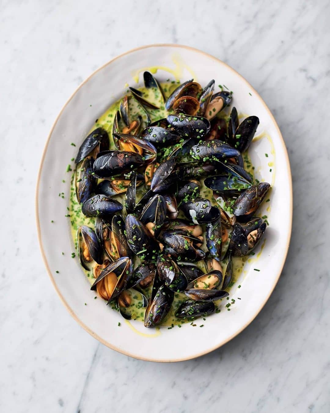 ジェイミー・オリヴァーさんのインスタグラム写真 - (ジェイミー・オリヴァーInstagram)「#QuickAndEasyFood is back on @channel4, Fridays 8pm.  On the menu... creamy Cornish mussels. Who fancies giving this recipe a go?」4月20日 1時00分 - jamieoliver