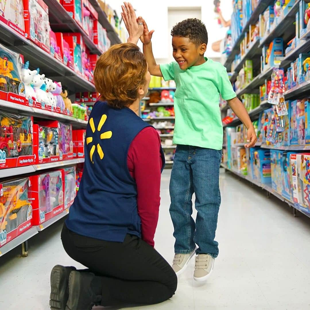 Wal-Mart Stores, Incさんのインスタグラム写真 - (Wal-Mart Stores, IncInstagram)「Happy #NationalHighFiveDay! Our associates always deserve a high five, but especially when they get your favorite toy off of the high shelf. What associate do you want to high five to today?」4月20日 1時09分 - walmart