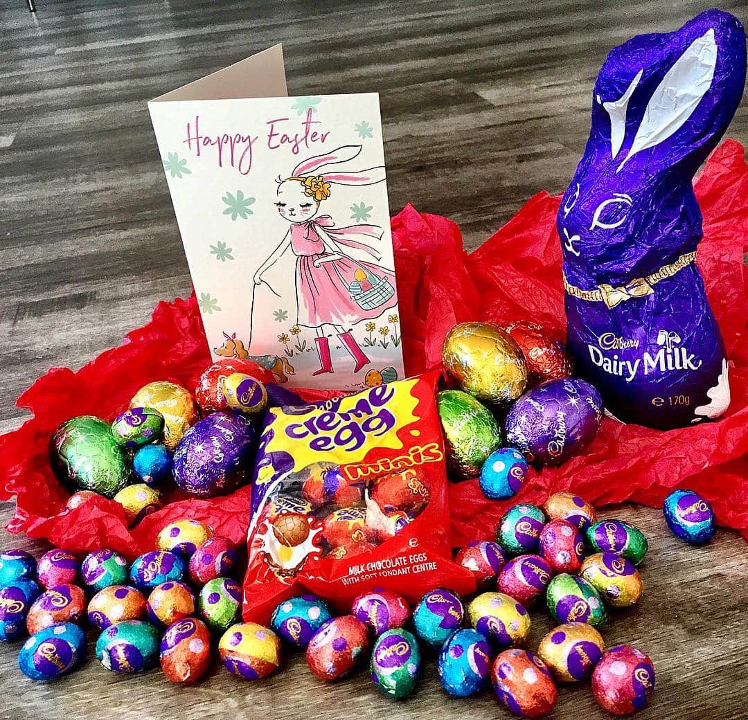 シャーニ・ヴィンソンのインスタグラム：「#Breakfast is served! 🍫🥚🐰 #HappyEaster #GoodFriday #chocolate #eastereggs #easterbunny #specialdelivery #cadbury #cadburycremeegg #cadburyminieggs #chocaholic #carepackage 🇦🇺 📦 🇺🇸 Thanks #mum!! @narellevinson」