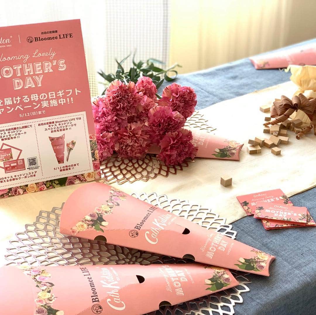 Bloomee LIFEさんのインスタグラム写真 - (Bloomee LIFEInstagram)「💐Bloomee LIFE💐とイギリスのライフスタイルブランド🇬🇧Cath Kidston🇬🇧@cathkidston_jp 母の日キャンペーンを好評実施中✨ ・ Cath KidstonとBloomee LIFEお花屋さんが協力して、 「母の日」の特別企画が全国約100店舗で同時開催中🌹 ・ 💓限定パッケージでお花が届く💓 期間中、キャンペーンに合わせてBloomee LIFEのお花をCath Kidstonデザインの【期間限定特別パッケージ】でお届け🌸 ギフトとして遠方のママへのサプライズや、普段ママとして頑張る自分へのご褒美としてもぴったりです😊💓 (限定パッケージはなくなり次第終了となります。) ・ 母の日にプレゼントはもう決まりましたか？ 今年の母の日はお花で想いを伝えてみてはいかがでしょうか💐 ・ #bloomeelife#ブルーミーライフ#キャスキッドソン#母の日#母の日プレゼント#カーネーション#母の日ギフト#花のある生活#花好きな人と繋がりたい#おうち時間#花部#花写真#花のあるくらし#花のある暮らし#花のある風景#花が好き#花を飾る#暮らし#暮らしを楽しむ#日々の暮らし#日々#お花のある暮らし#暮らしをたのしむ#くらし#素敵な休日#暮らしを整える#くらしのきほん#日々の暮らしを楽しむ」4月20日 1時17分 - bloomee