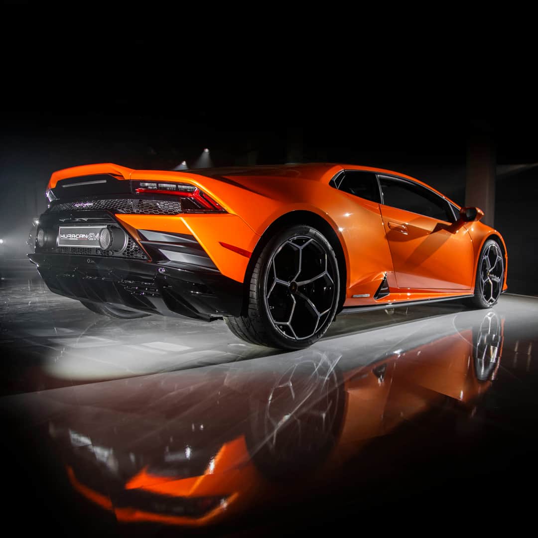 ランボルギーニのインスタグラム：「We've introduced the next evolution of performance and technology to North America. Lamborghini Huracán EVO and Huracán EVO Spyder: the next generation of V10 super cars. #Lamborghini #HuracanEVO #HuracanEVOSpyder #EveryDayAmplified」