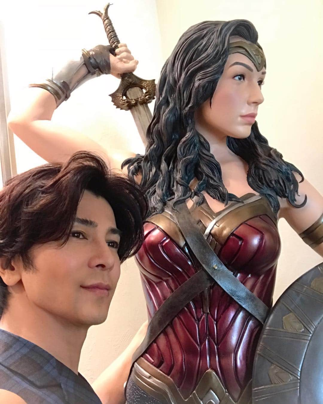 武田真治さんのインスタグラム写真 - (武田真治Instagram)「2019.4.19.DC映画「#アクアマン」#DCドラマ「#クリプトン　シーズン1」ブルーレイ＆DVDリリース／デジタル配信情報発表記念イベントに出演致しました⚡️ #DCコミック は大好きなキャラクターが多いのですっごく嬉しかったです♫ 等身大の#バットマン や#スーパーマン #ワンダーウーマン フィギュアとパチリ📸  #DC映画 は本当に名作揃い！ゴールデンウィークにどっぷりとコンプリートしてみてはいかがですか(^O^)？？ 本日のスタッフのワーナーの皆さんと📸 ありがとうございました❗️ 「ヒーローに必要なものは？」聞かれ、今の僕に「筋肉」以外の答えを言えるものなのでしょうか…💦 最初「マント」とボケてみたのですが、どこのメディアも拾ってくれていない件w #筋肉バブル #いつまで続くのか #筋肉のゴリ押し #武田真治」4月20日 1時25分 - shinji.takeda