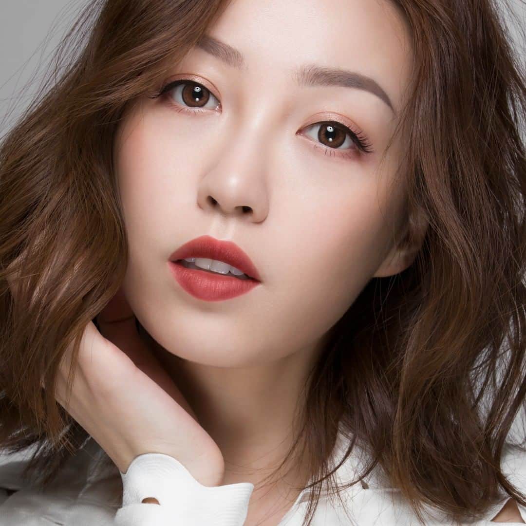 M·A·C Cosmetics Canadaさんのインスタグラム写真 - (M·A·C Cosmetics CanadaInstagram)「@oops_ohemma creates a  delicate blurred-lip look with Powder Kiss Lipstick in Devoted To Chili 💄 What’s your favourite way to wear Powder Kiss? #MACPowderKiss」4月20日 7時00分 - maccosmeticscanada