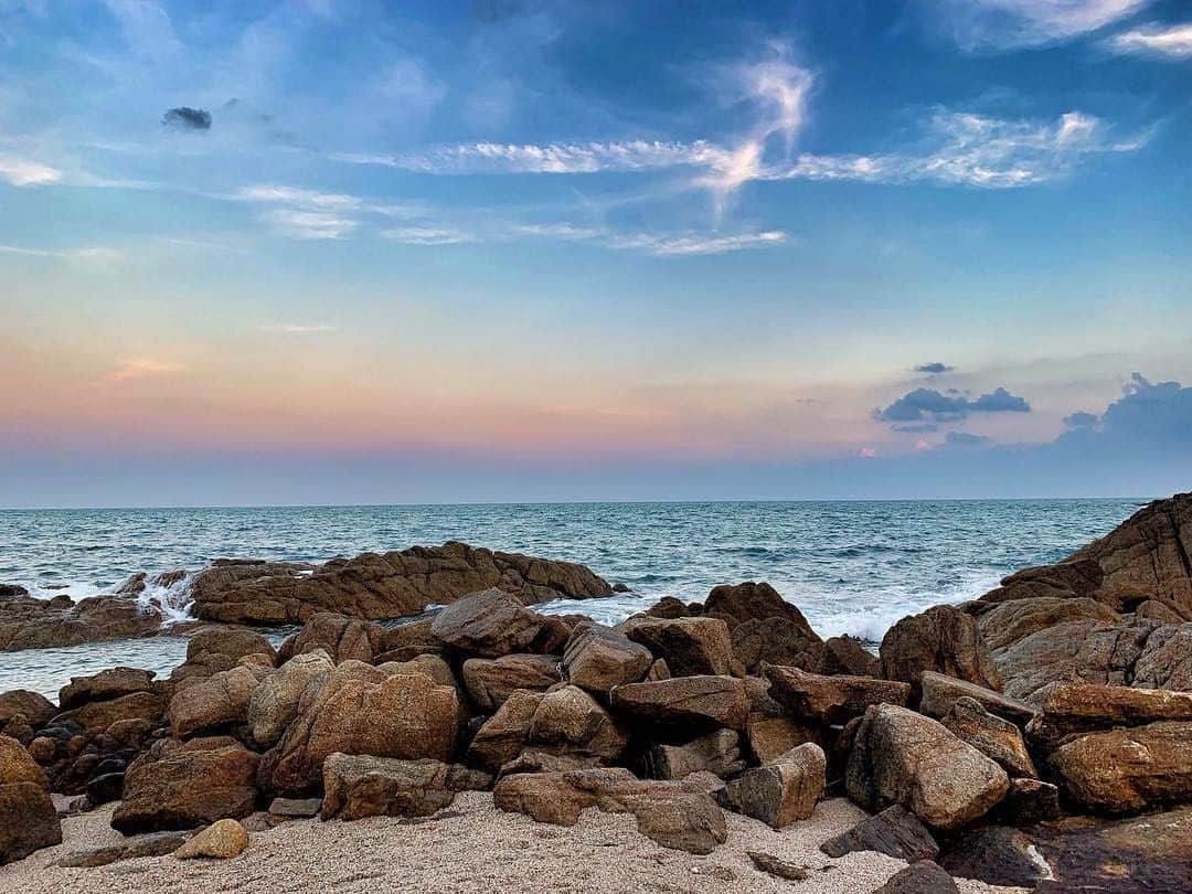 リッツ・カールトンさんのインスタグラム写真 - (リッツ・カールトンInstagram)「Gaze at pastel skies as the gentle rhythm of the waves carries your worries away at The Ritz-Carlton, #KohSamui. #Thailand #southeastasia #island #pastel #waves #bay #coast #serenity #view #horizon #peaceful #travel #travelgram #Instatravel #traveldiaries #RCPartner via – @littledelight」4月20日 7時00分 - ritzcarlton