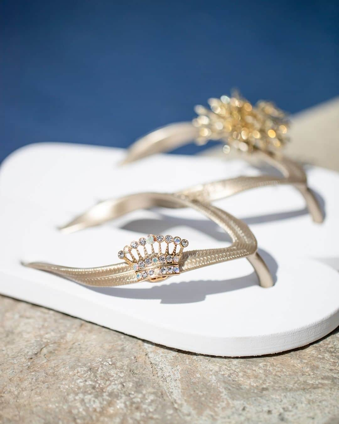 Popits Hawaiiさんのインスタグラム写真 - (Popits HawaiiInstagram)「Flat Two-tone White/Lt. Gold x Crown charm👑😚⁣ ⁣ ⁣ #popitshawaii #ポピッツ #sandals #charms #alohastate #luckywelivehawaii #waikiki #footwear #thong #happyfeet #flipflops #slippers #ハワイ #ハワイ旅行 #ハワイ好き #ハワイ大好き #ハワイ好きな人と繋がりたい #ビーチサンダル #フラ #フラダンス #占い #crown #white #gold」4月20日 7時00分 - popitshawaii