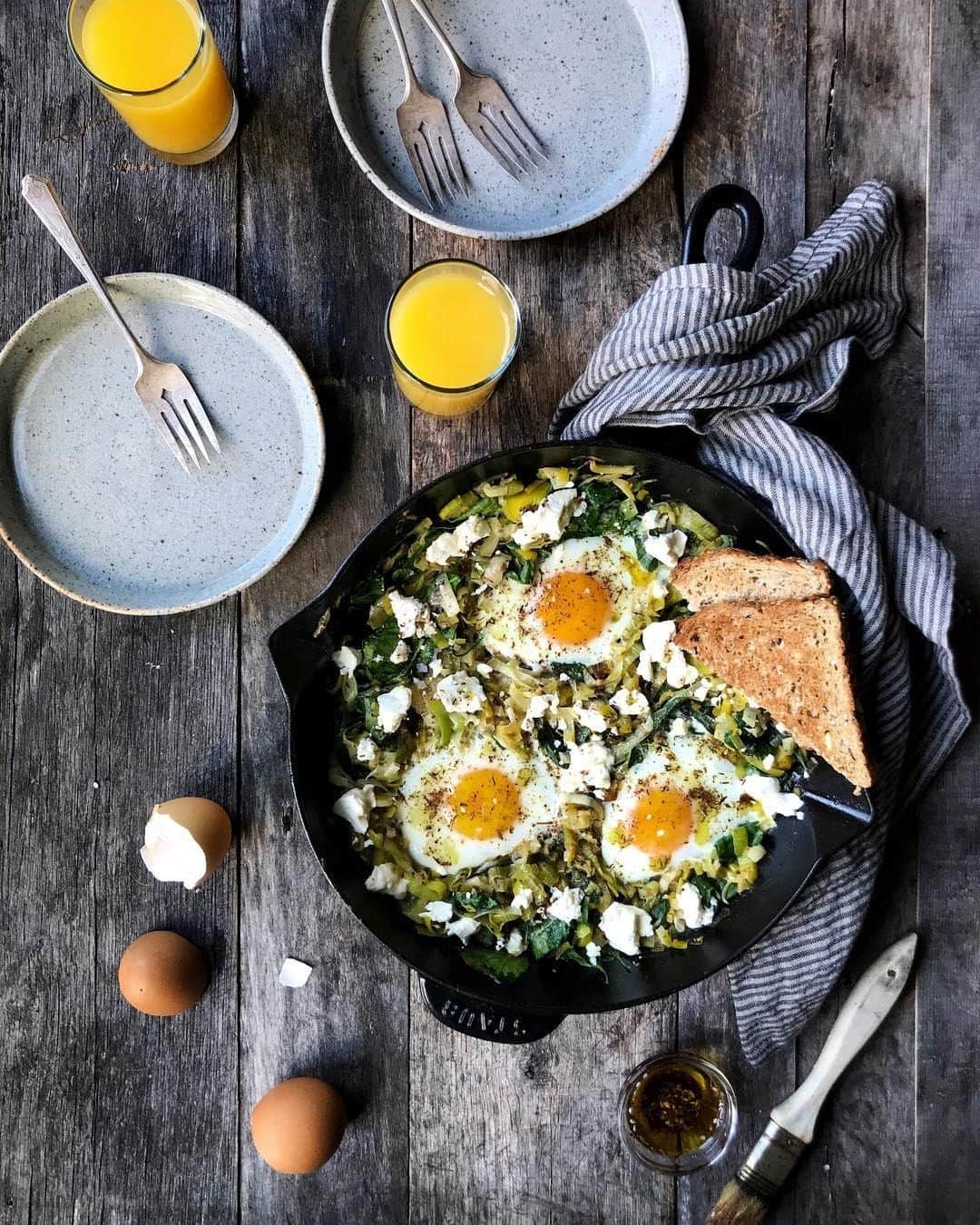 Staub USA（ストウブ）さんのインスタグラム写真 - (Staub USA（ストウブ）Instagram)「What is your favorite way to eat eggs? Fried, poached, braised (like @rainydaybites's version with leeks, spinach, feta and za’atar), or filled with candy? 🐣🐰」4月20日 1時30分 - staub_usa