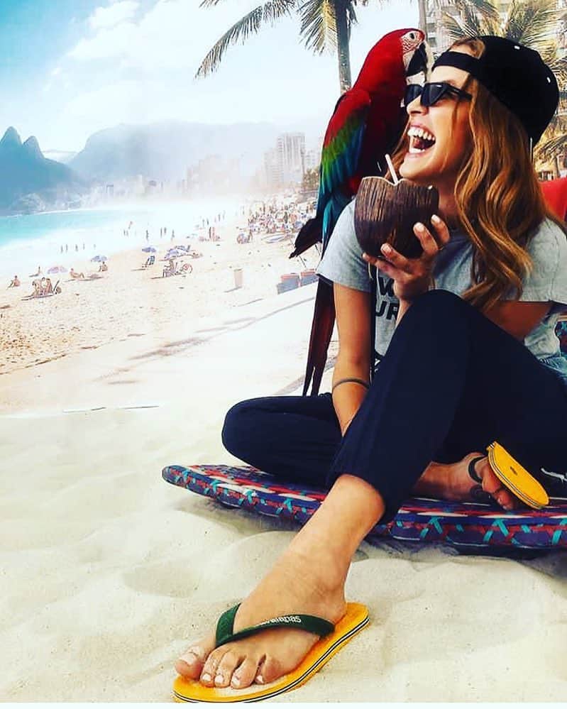 Havaianas Europeさんのインスタグラム写真 - (Havaianas EuropeInstagram)「🦜 Coco, our #parrot , found a new friend 😄@elkalia #repost #easter #weekend #athens #greece」4月20日 1時40分 - havaianaseurope