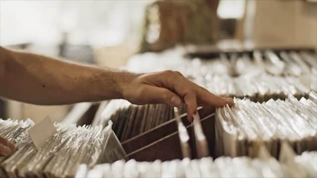 コーチェラのインスタグラム：「This summer, follow Alex Rodriguez on a 10,000-mile road trip across America searching for vinyl records for the on-site record store. 🚗🎶 @recordsafari #recordsafari. Be sure to stop by the record store this week to do some crate digging! 🎥: @vvittorio @lifeismymovie」