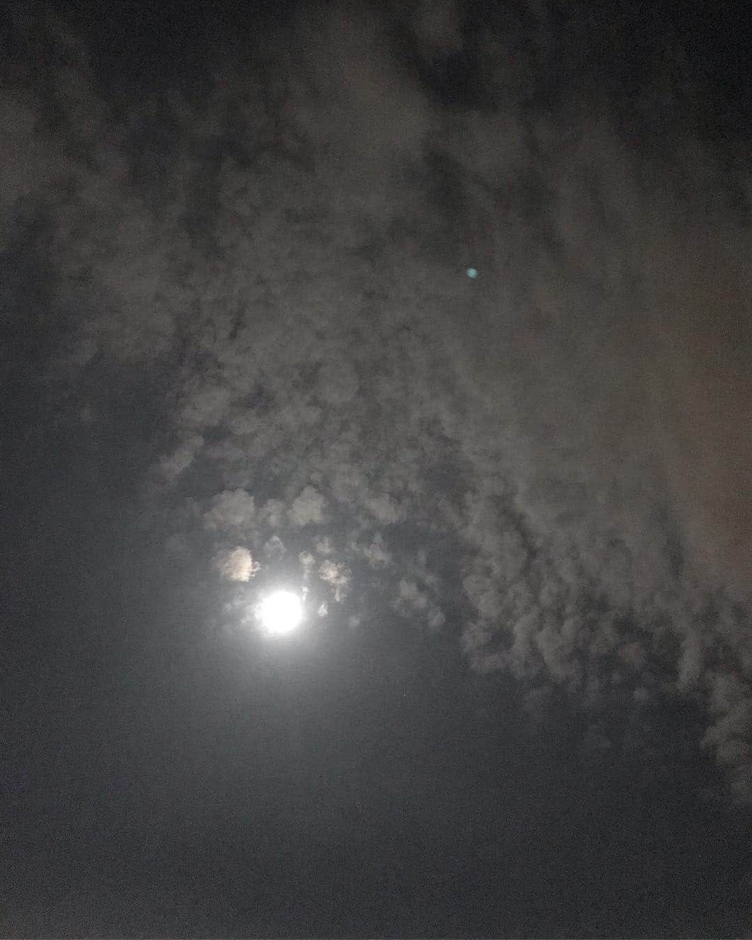 桂さんのインスタグラム写真 - (桂Instagram)「同じ空の下 違う時間で 成し遂げられない悲しい愛 平野の空 あの月の光になり照らすわ 私の元へ来る道をまた見つけられるように  #sky #nightsky #clouds #moon #moonlight #fullmoon #pinkmoon #nightscape #nightview #cityscape #landscape #queeninhyunsman #anothertimethesamesky #空 #夜空 #雲 #月 #月光 #月影 #満月 #望月 #望 #夜景 #街角 #景 #イニョン王妃の男 #同じ空違う時間に」4月20日 1時55分 - astrology_tarot