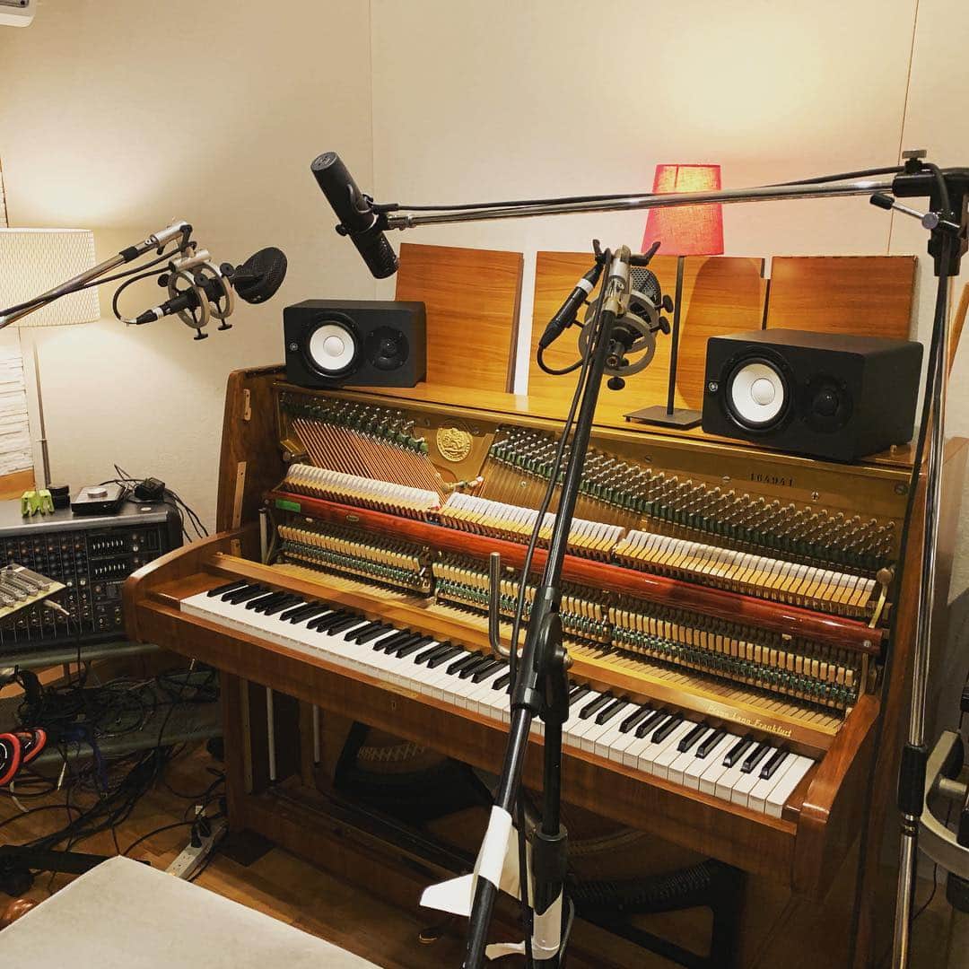 島田昌典のインスタグラム：「ベヒシュタイン、なんとも良い音で録って頂きました。 新しく導入したリボンマイクAEA KU5A も良かったです。  #bechstein #aea」