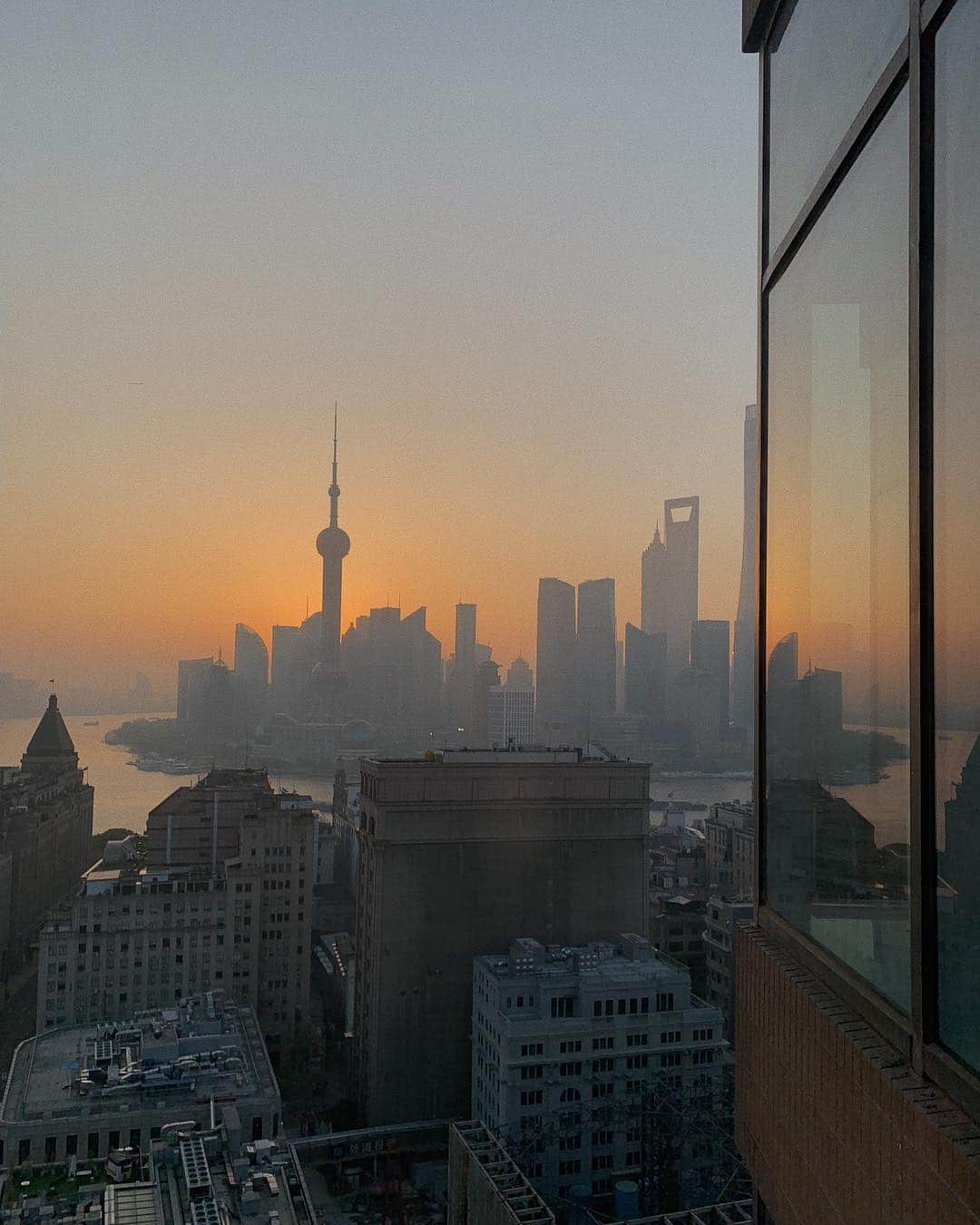 アリス・ガオさんのインスタグラム写真 - (アリス・ガオInstagram)「tall ass ceilings and sunrise views. so excited to be in shanghai with @chanelofficial for their #mademoisellepriveshanghai exhibit」4月20日 2時10分 - alice_gao