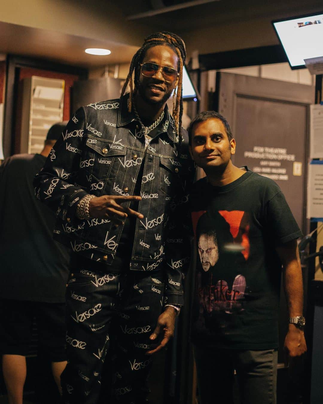 アジズ・アンサリのインスタグラム：「2 Chaaaaaaaaaaainz! From last night in Atlanta at Fox Theatre. One more show tonight. Limited tix at azizansari.com」