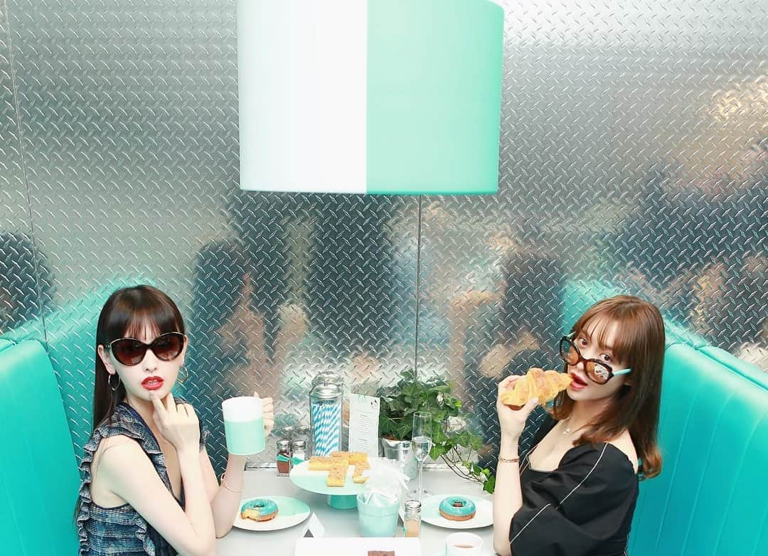 野崎萌香さんのインスタグラム写真 - (野崎萌香Instagram)「「Tiffany Blue Box Cafe」にて Tiffanyの朝食会でした💙💙💙 . . .  リアル「ティファニーで朝食を」 体験🥐🕶❣️ . . .  with えみ様💙🥨🍩🧁🥯 . . .  #TiffanyxCatStreet @tiffanyandco」4月20日 2時14分 - moeka_nozaki