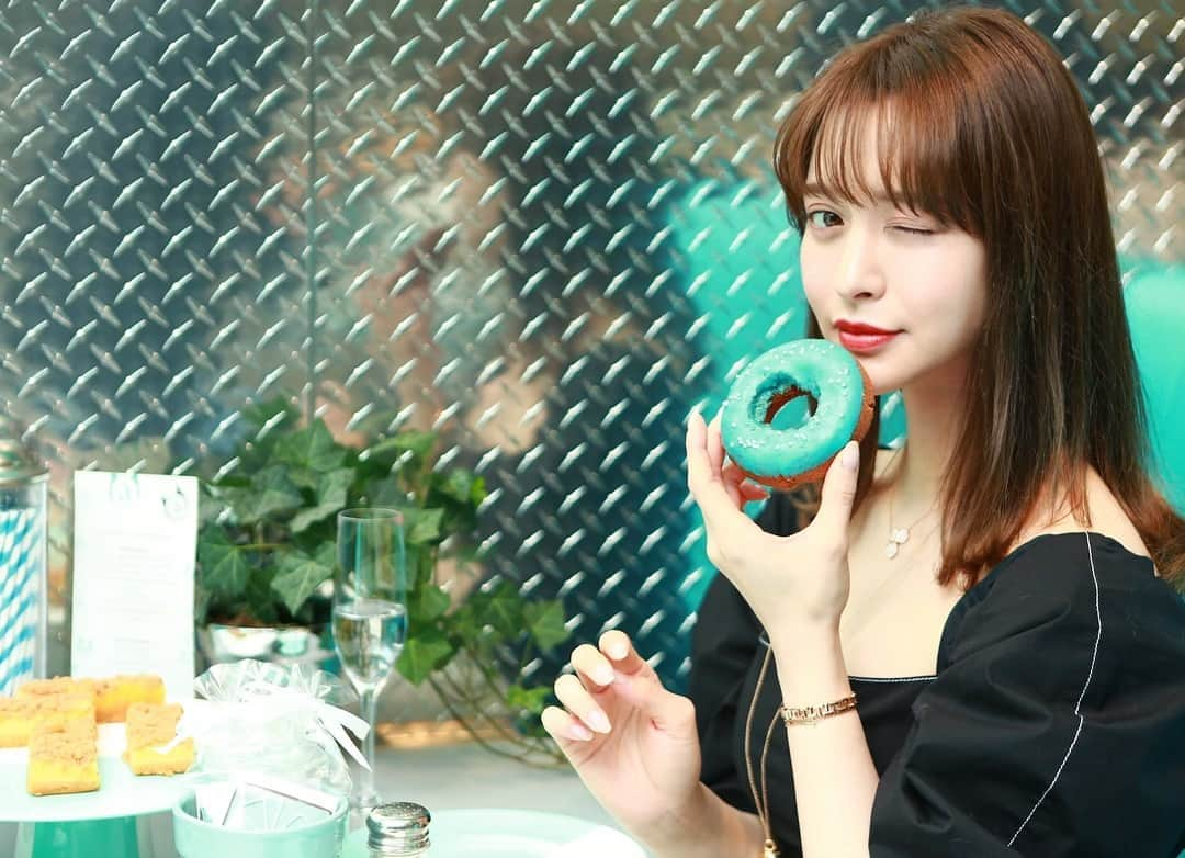 野崎萌香さんのインスタグラム写真 - (野崎萌香Instagram)「「Tiffany Blue Box Cafe」にて Tiffanyの朝食会でした💙💙💙 . . .  リアル「ティファニーで朝食を」 体験🥐🕶❣️ . . .  with えみ様💙🥨🍩🧁🥯 . . .  #TiffanyxCatStreet @tiffanyandco」4月20日 2時14分 - moeka_nozaki