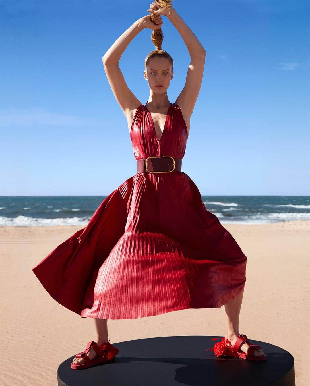 ShopBAZAARさんのインスタグラム写真 - (ShopBAZAARInstagram)「PLEATS PLEASE: Return to the fold in the season’s standout pleating on silhouettes both romantic and dramatic. #AprilIssue #linkinbio  Fashion Editor: Patrick Mackie Photographs by Camilla Akrans」4月20日 2時19分 - shopbazaar