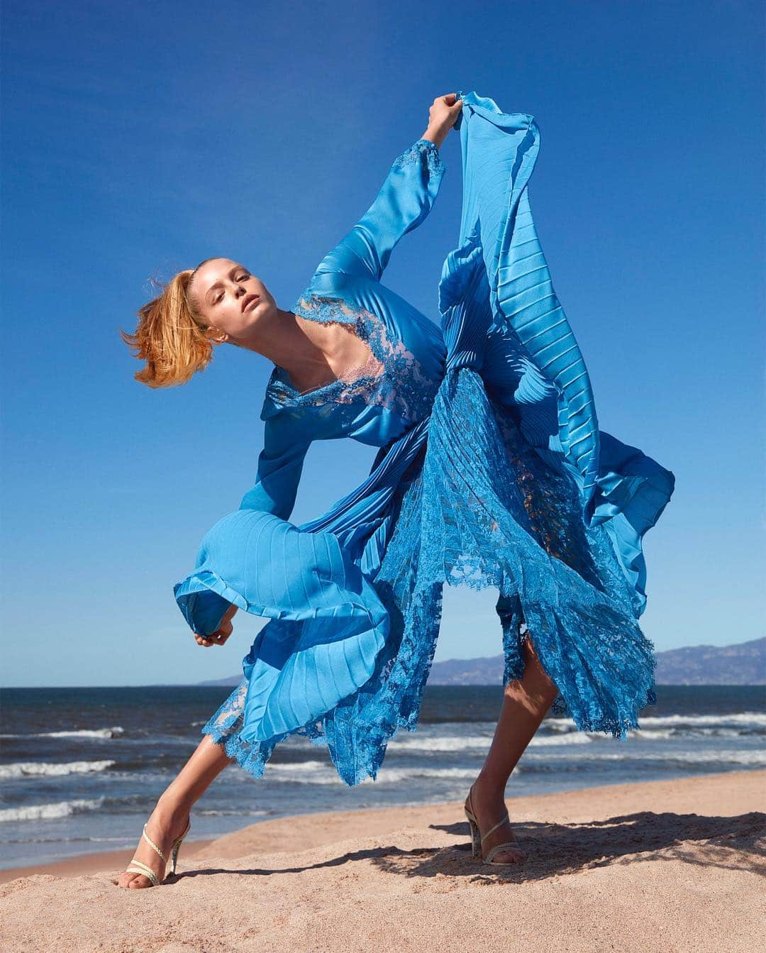 ShopBAZAARさんのインスタグラム写真 - (ShopBAZAARInstagram)「PLEATS PLEASE: Return to the fold in the season’s standout pleating on silhouettes both romantic and dramatic. #AprilIssue #linkinbio  Fashion Editor: Patrick Mackie Photographs by Camilla Akrans」4月20日 2時19分 - shopbazaar