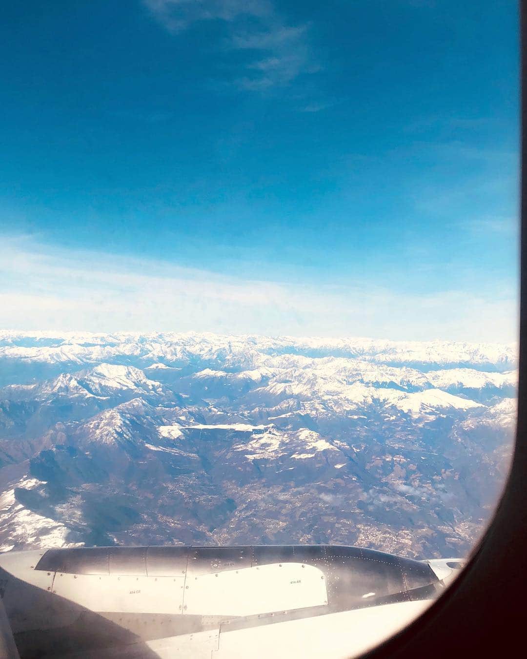 のインスタグラム：「Flying home for #Easter 🐣🇭🇺 #familytime . . #vikyvarga #hungary #hungariangirl #magyarinsta #magyarlanyok #ig_italia #italia #skydiving #world #clouds #sunset #familyiseverything #sun  #fly  #plane #flight #sky #cloud #family #blessed #positivevibes #quote #instagram #photography #photooftheday #instapic #spirituality #positivevibes」
