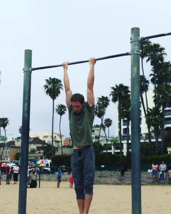 ロビー・ジャーヴィスのインスタグラム：「My favourite thing about bodyweight exercises (calisthenics) is the requirement to constantly learn new techniques in order to master new skills. Naturally that means accepting failure as a part of the process. Most of us, myself included, leave childhood with the misguided notion that failure is to be avoided at all costs. Turns out that is just ego; my failures have taught me so much more than my successes ever did.  What kind of workouts do you enjoy and do you allow yourself kindness to fail & room to grow afterwards?  Here's a fun exercise you don't see very often. Supinated grip muscle-ups. I know a bunch of beasts who would smash them, so let's see it fellas; throw some into a video and tag me: @plantbasedben @simnettnutrition @nimai_delgado @jonnycalisthenics @lukakraljev7 @thewattsguy @vegan_iron_ape @louismatracia @siqperformance @jhpayne_fitness @adamishealthy @peacefulgains @Marcelbraun_  Finally, shout out to @prideathletics_ & @mr_Lancaster23 for providing the 👕. Pride are a socially conscious athletic clothing company that makes my new fave workout shirts.」
