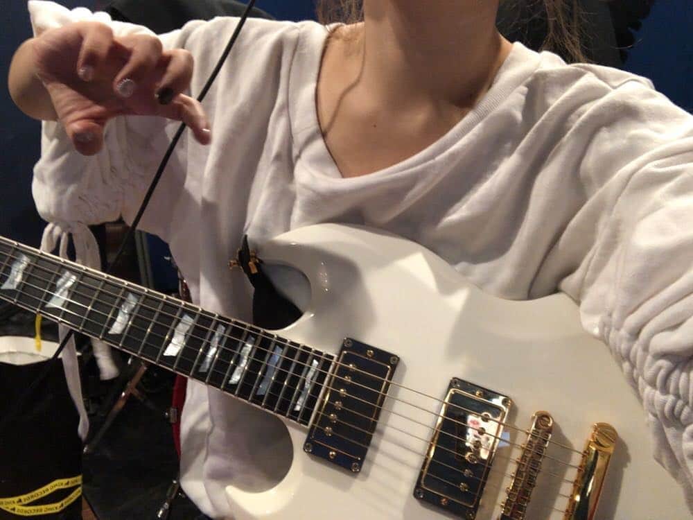 藤田恵名さんのインスタグラム写真 - (藤田恵名Instagram)「ほほいさあ〜！！！ 深夜のギターレコーディング終わったア！！！みんなもお疲れ様ア😭🙏❤️」4月20日 2時34分 - enamelchan