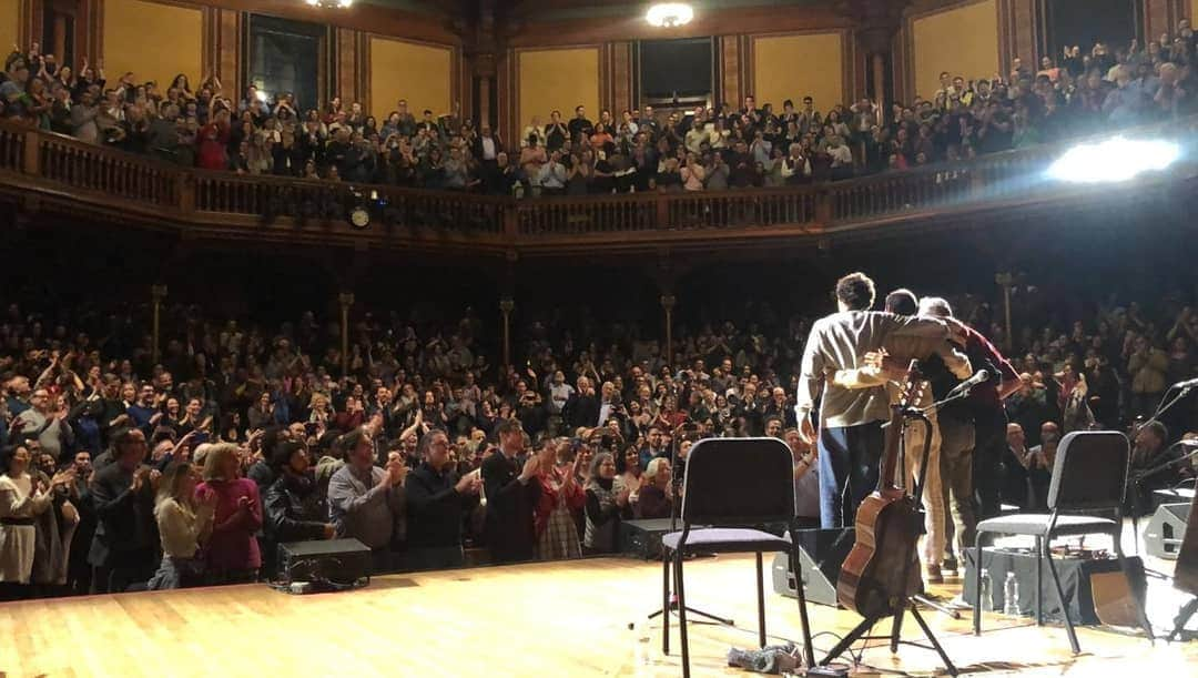 カエターノ・ヴェローゾさんのインスタグラム写真 - (カエターノ・ヴェローゾInstagram)「Thank you, #Boston! Nosso show foi maravilhoso em #Cambridge 🇺🇸❤️👈🏾 Amanhã encerraremos nossa turnê #OFERTÓRIO nos Estados Unidos, em #Miami! • Últimos ingressos nos stories 😉 . Confira a agenda de shows👇🏾 🗓20/04 - Miami 🗓10, 11 e 12/05 - São Paulo 🗓25 e 26/05 - Rio de Janeiro 🗓23/06 - Viena 🗓25/06 - Berlim 🗓27/06 - Zurique 🗓29/06 - Munique 🗓01/07 - Porto 🗓03/07 - Figueira da Foz 🗓05/07 - Lisboa 🗓07 e 08/07 - Ponta Delgada 🗓10/07 - Faro (esgotados) . 🎧 O álbum do projeto está disponível em todas as plataformas digitais • Link na bio 🎶 . #CaetanoVeloso #CaetanoMorenoZecaTomVeloso #UnsProduções」4月20日 2時36分 - caetanoveloso