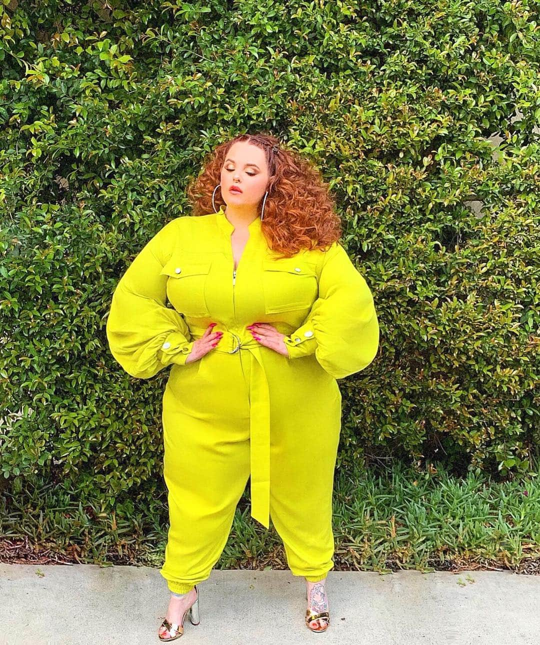 テス・ホリデーさんのインスタグラム写真 - (テス・ホリデーInstagram)「When one of your besties launches a clothing collab with one of your fav plus retailers: YOU SHOW OUT!!! 😛 ... 💛😭 Wearing a jumpsuit from  @priscillaono’s collab with @eloquii & I’m OBSESSED!! #priscillaonoxeloquii」4月20日 2時47分 - tessholliday