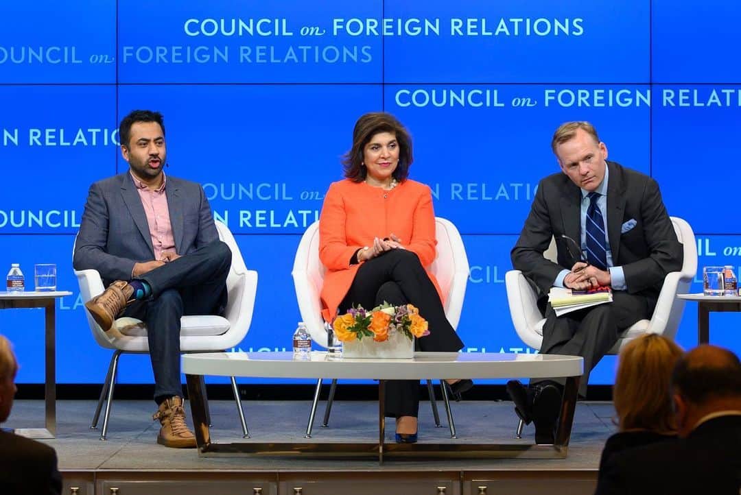カル・ペンのインスタグラム：「Thanks for having me @CFR_org! Yes I am wearing blue planetary socks with brown hi tops. Farah Pandith’s book is available on Farah Pandith’s website which is fittingly called http://farahpandith.com/book/」