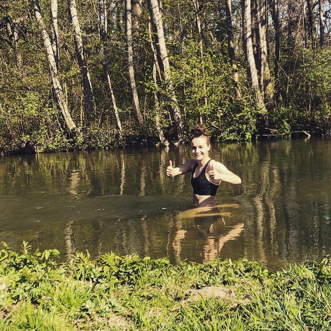 Lina Magullのインスタグラム：「The best way to recover! 🥶😍 #englischergarten #eisbach #münchen #naturpower #brrrrrrrrr」