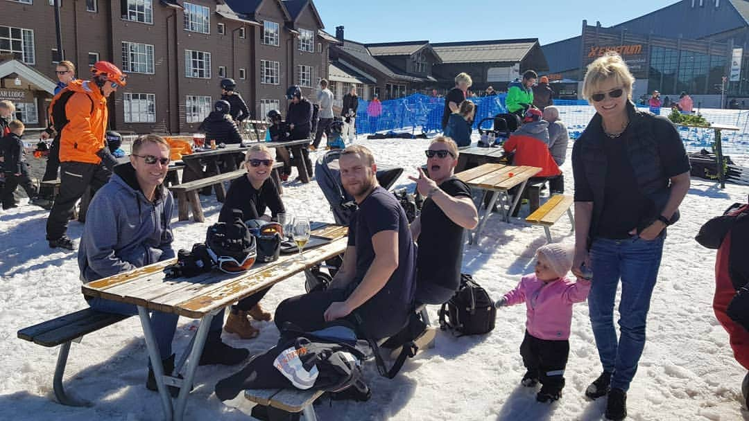 ヨシ・ヘルゲソンのインスタグラム：「Drömmig dag i Sälen 🌞😍」