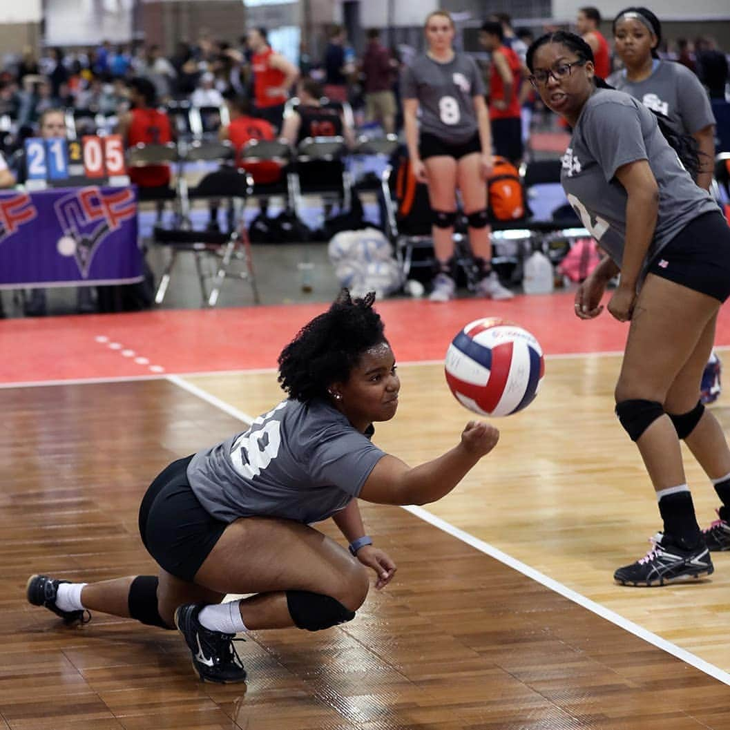 USA Volleyballさんのインスタグラム写真 - (USA VolleyballInstagram)「🎉 Highlights from Day 1 of #NCVF, courtesy of ClubVolleyballPhotos.com 📷 --- Don't forget ⚠️ Saturday's championship matches will he live streamed at usavolleyball.org. Direct link will be in our bio. Tell your friends and family!」4月20日 2時50分 - usavolleyball