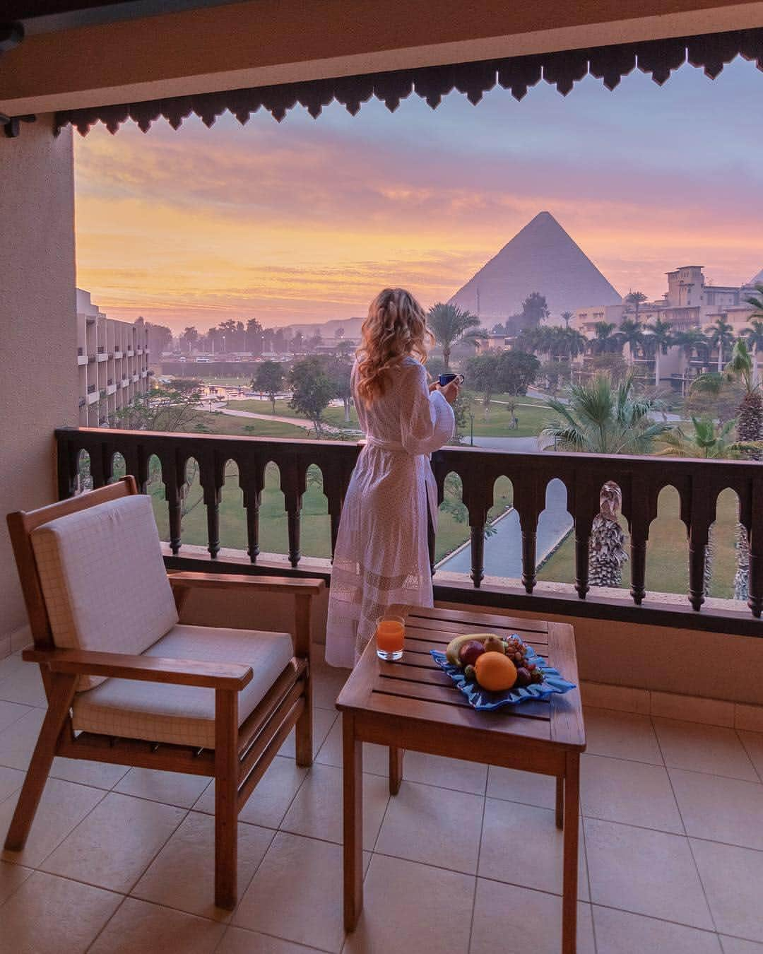 BEAUTIFUL HOTELSさんのインスタグラム写真 - (BEAUTIFUL HOTELSInstagram)「Talk about breakfast with a view 😍Do you have the Pyramids on your bucket list? (📷: @danaemercer & @marc_nouss 📍: @marriottmenahousecairo, Egypt)」4月20日 2時54分 - beautifulhotels