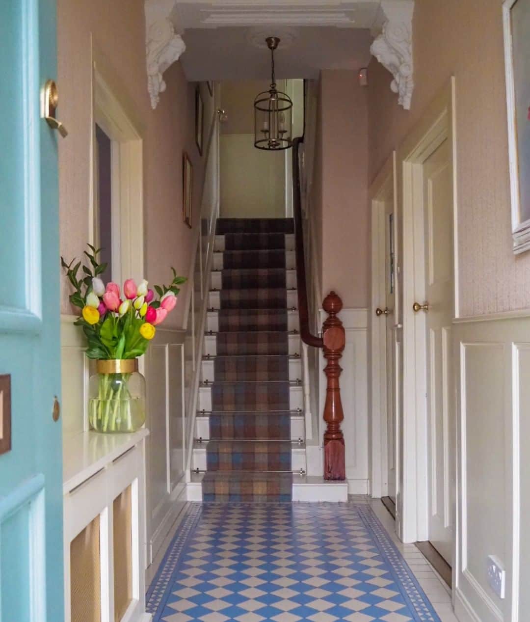 ローラアシュレイのインスタグラム：「Hello, it’s @all.thats.pretty again, c’mon in 🏡We live in Belfast Northern Ireland and have two little boys (their Muddy footprints were steam mopped prior to photo 🤪💙) I’m a huge Laura Ashley fan… even the paint in our hall is Laura Ashley (Sable)… I can’t wait to show you the Easter accessories I’ve picked up this season! See you tomorrow 👋🏻」