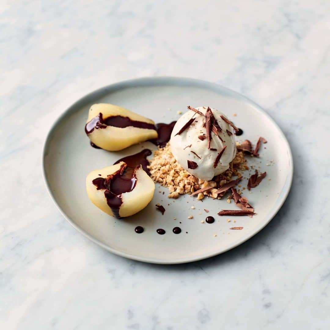 ジェイミー・オリヴァーさんのインスタグラム写真 - (ジェイミー・オリヴァーInstagram)「#QuickAndEasyFood is back on @channel4, Fridays 8pm.  On the menu... BOOZY pears & chocolate.  Tag a mate that would LOVE this recipe!」4月20日 3時00分 - jamieoliver