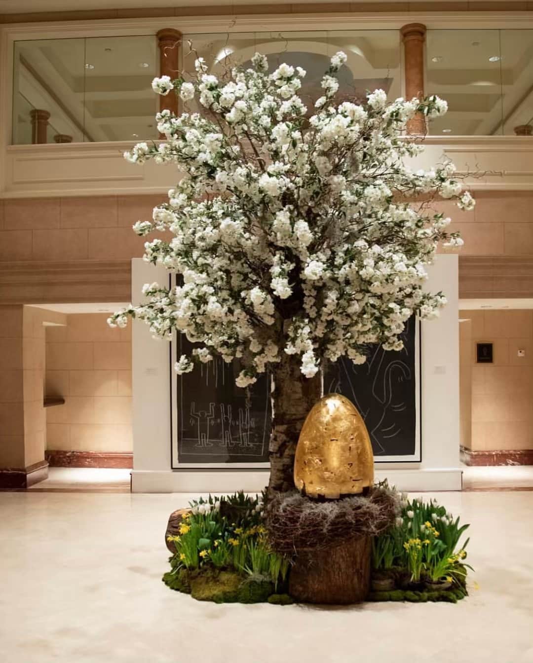 The Peninsula New Yorkさんのインスタグラム写真 - (The Peninsula New YorkInstagram)「Our beautiful, blossoming Easter flowers bringing a touch of spring into the lobby.」4月20日 3時00分 - thepeninsulanyc