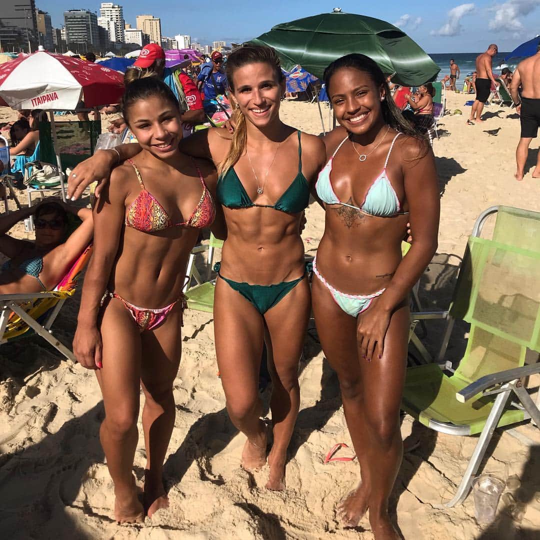 ジャジ・バルボサのインスタグラム：「#gymfriends #gymgirl #chalkgirls 👙☀️🌴」
