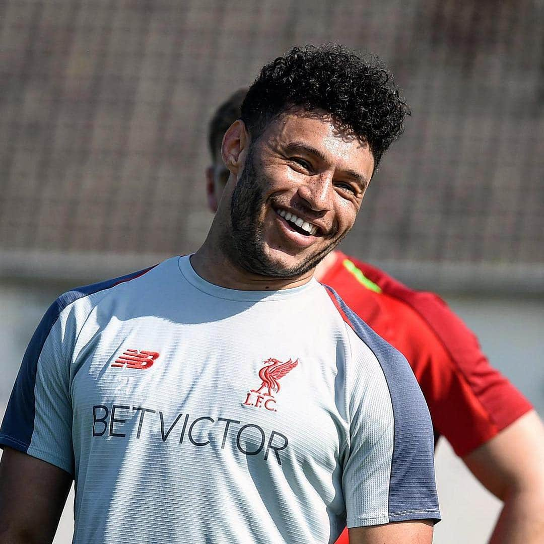 リヴァプールFCさんのインスタグラム写真 - (リヴァプールFCInstagram)「😁 @alexoxchamberlain 😁 #LFC #LiverpoolFC #Liverpool #Training #Melwood」4月20日 3時01分 - liverpoolfc