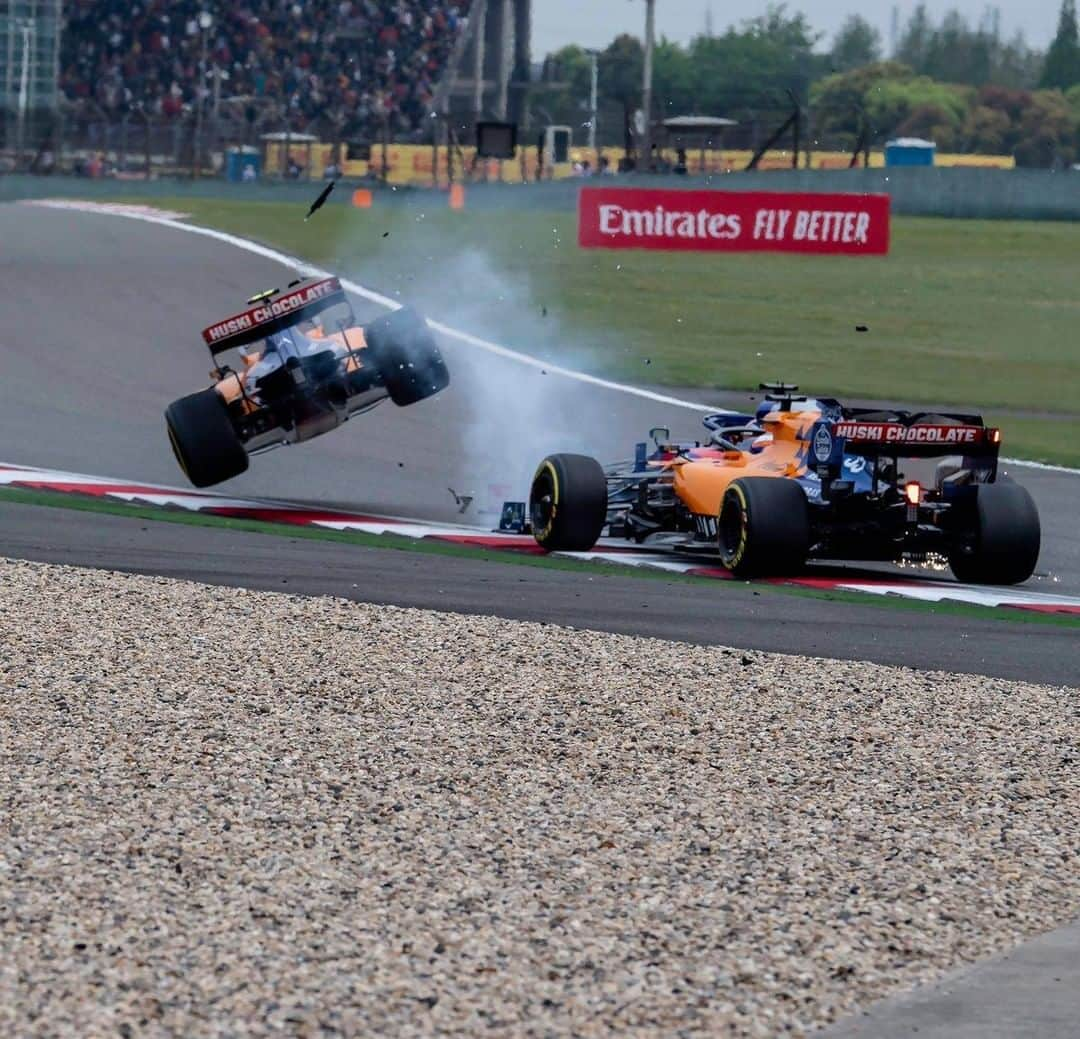 F1さんのインスタグラム写真 - (F1Instagram)「So... that @emirates branding was well-placed for this shot 😂🛫 . Well spotted, @michaelpottsf1 😉 . #F1 #Formula1 #Race1000 #ChineseGP #FlyEmiratesFlyBetter」4月20日 3時03分 - f1