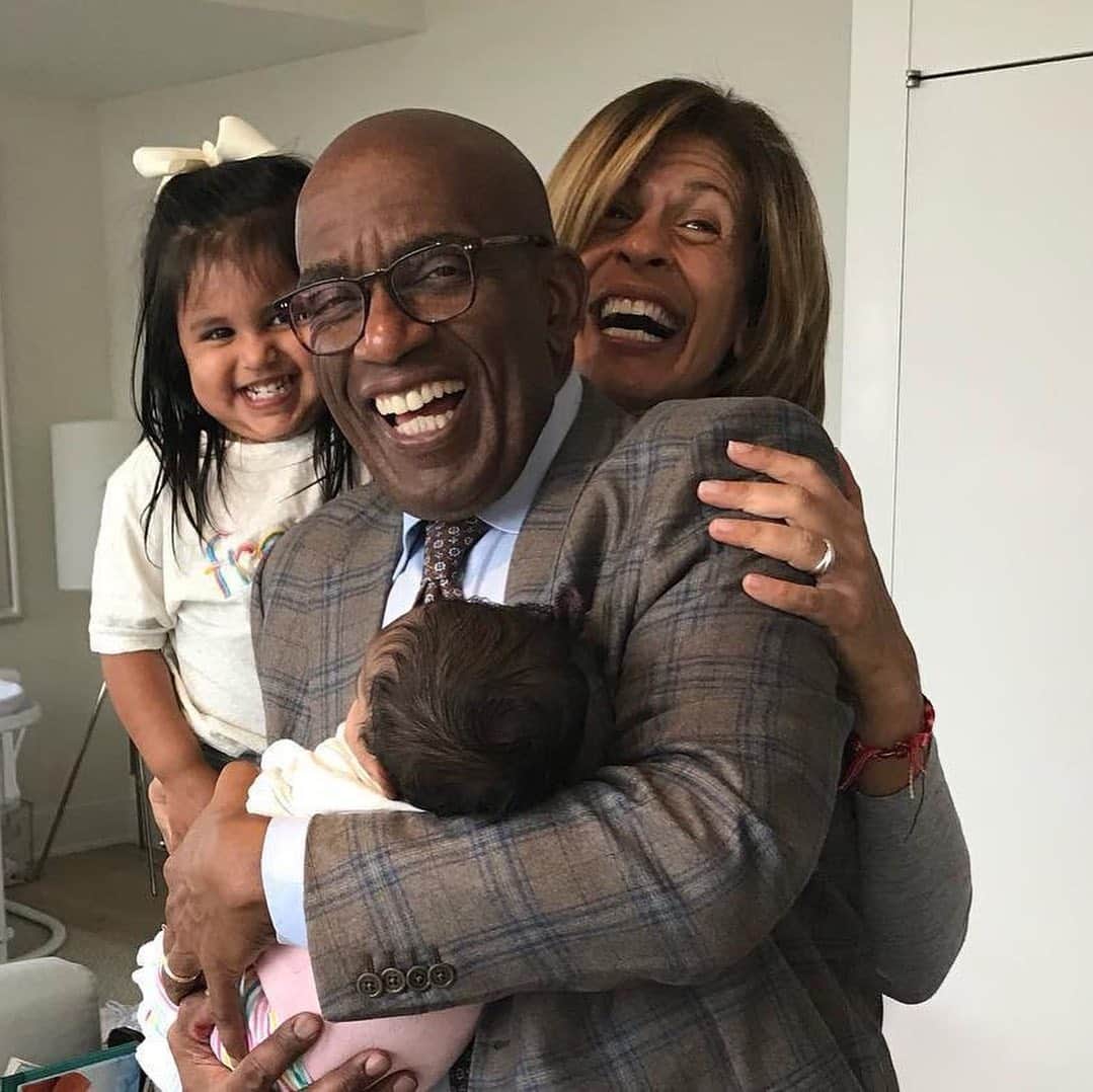 People Magazineさんのインスタグラム写真 - (People MagazineInstagram)「Hoda Kotb's newborn baby girl Hope Catherine met another member of her mom's Today show family! Al Roker stopped by to say hello to Kotb’s newest addition—and read a book to 2-year-old Haley Joy. 💕 | #Regram @alroker」4月20日 3時03分 - people