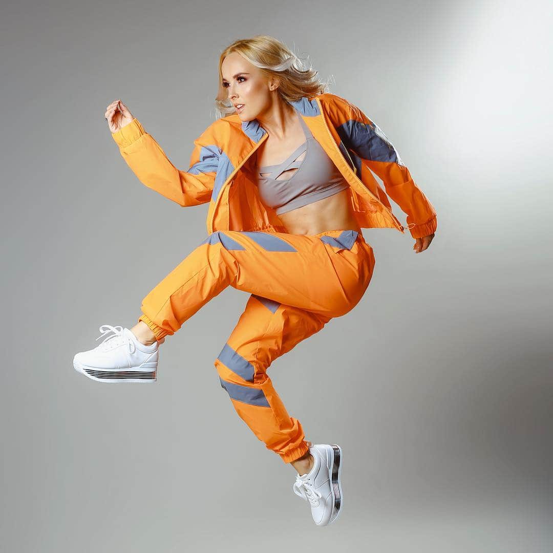 Nika Kljunのインスタグラム：「Jumping into my future projects like... . 📸: @leegumbsphotography 💄: @makeupbylarke 👱🏻‍♀️: @makeupbylarke . #nikakljun #choreographer #keepmovingforward #proudslovenian #jumpphoto #dancephoto #nostopping #athletemotivation」