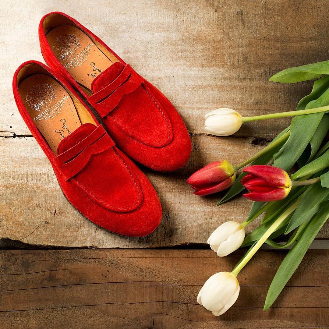 アルベルトファッシャーニさんのインスタグラム写真 - (アルベルトファッシャーニInstagram)「Paint your life red passion. Colora di rosso passione la tua vita  #albertofasciani #loafershoes #redloafers #redpassion #luxury #luxurywear #italianshoes #ss19 #italianpride #happyeaster2019 #madeinitaly🇮🇹 #mocassini」4月20日 3時08分 - albertofasciani_official