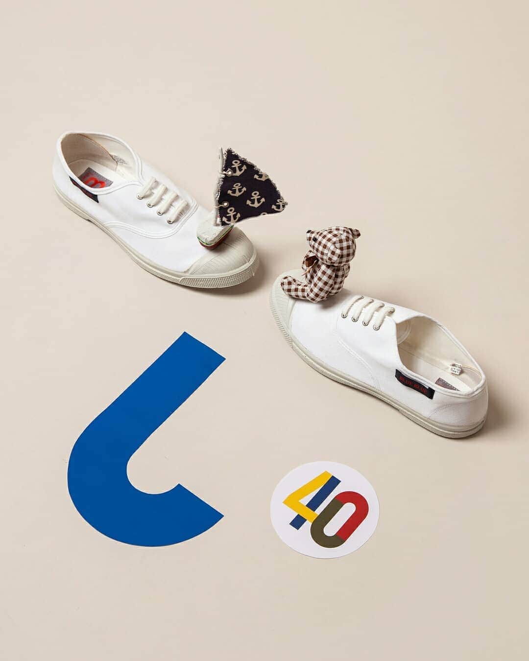 ベンシモンのインスタグラム：「- Amitié sans frontières - Bensimon by Gen Tarumi, créateur de @seilin_official "Cela fait 40 ans que je porte les tennis Bensimon. Elles me font toujours penser à l'océan que j'ai matérialisé par le bateau à voile et les bandes bleues. L'ours représente le grand bébé, Serge." 🇬🇧 "It has been 40 years since I started wearing Bensimon Tennis Shoes. The shoes make me feel the ocean. So, I put a sailing boat on a shoe, and put the blue tapes. The bear represents the Big Baby, Serge." #Bensimon40 #bensimonanniversary」