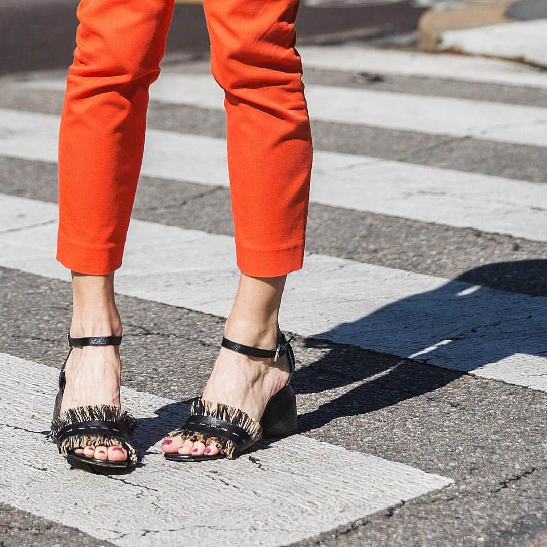 エンリーベグリンのインスタグラム：「I love sandals 👡 ❤️ The power of imagination makes us infinite. #sandals#yuta#leather#henrybeguelin#woman#day#sun#milano#」
