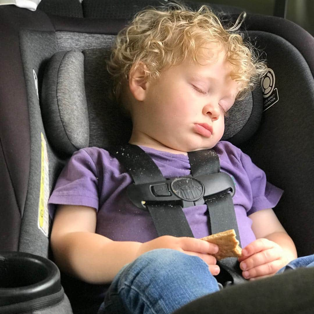 ジェッサ・ダガーさんのインスタグラム写真 - (ジェッサ・ダガーInstagram)「Too tired to finish his snack. 😴 And that one curl in the center of his forehead! 😍💙👦🏼」4月20日 3時27分 - jessaseewald