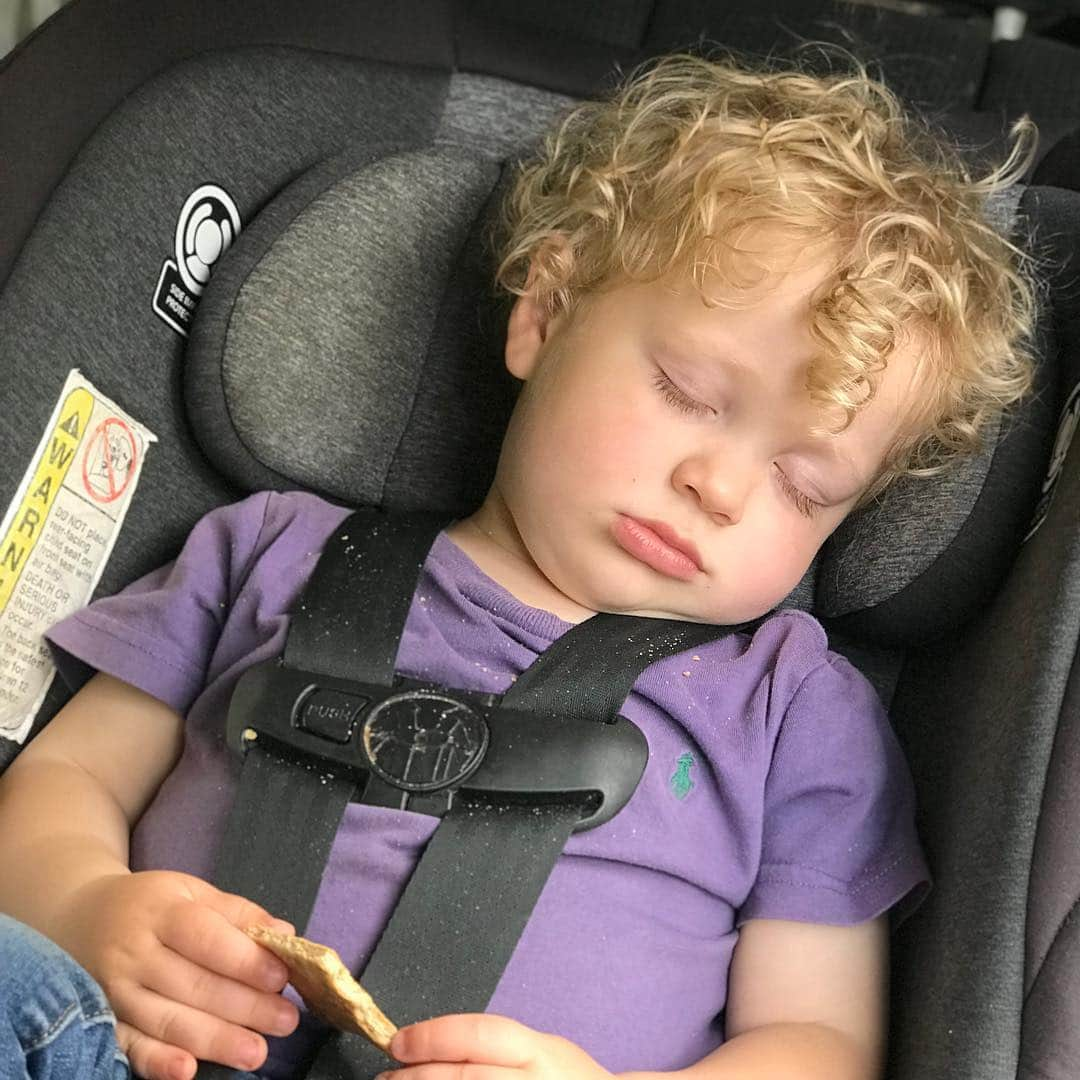 ジェッサ・ダガーさんのインスタグラム写真 - (ジェッサ・ダガーInstagram)「Too tired to finish his snack. 😴 And that one curl in the center of his forehead! 😍💙👦🏼」4月20日 3時27分 - jessaseewald