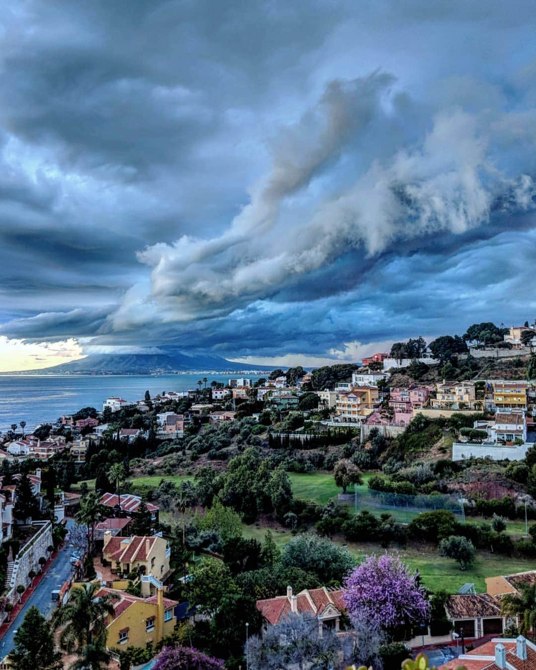 Guido Gutiérrez Ruizさんのインスタグラム写真 - (Guido Gutiérrez RuizInstagram)「The colours of Malaga • Los colores de Málaga」4月20日 3時33分 - guigurui