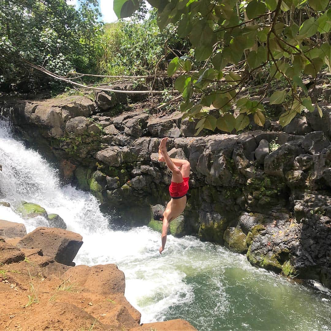 カーステン・ムーア＝タワーズさんのインスタグラム写真 - (カーステン・ムーア＝タワーズInstagram)「Chasing waterfalls ✨ • • #kauai #waterfall #cliffjumping」4月20日 3時36分 - kirsten_mt