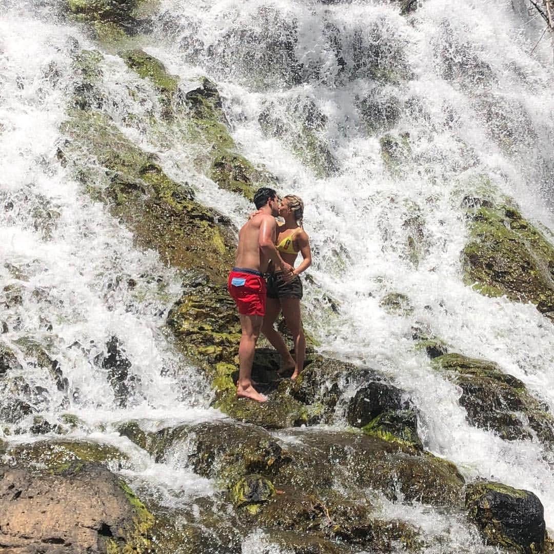 カーステン・ムーア＝タワーズのインスタグラム：「Chasing waterfalls ✨ • • #kauai #waterfall #cliffjumping」