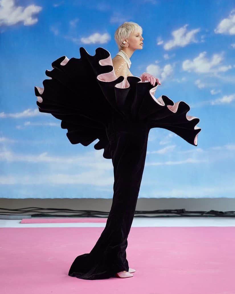 ミュグレーさんのインスタグラム写真 - (ミュグレーInstagram)「The Venus dress from the Fall Winter 1995-1996 couture show at the Cirque d’Hiver featured in Vogue. - - Magazine @voguemagazine  Photographer @ethanjamesgreen  Stylist @phyllis_posnick」4月20日 3時44分 - muglerofficial